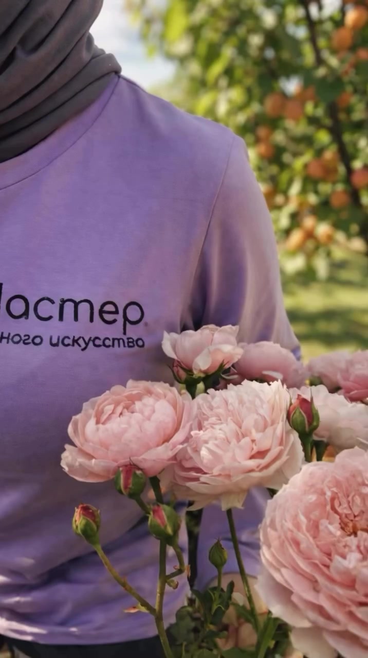 Команда садового сервиса «Матур Сад» за работой в саду в Казани